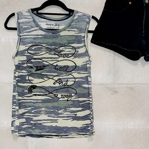 Camo sleeveless scoop neck tank top